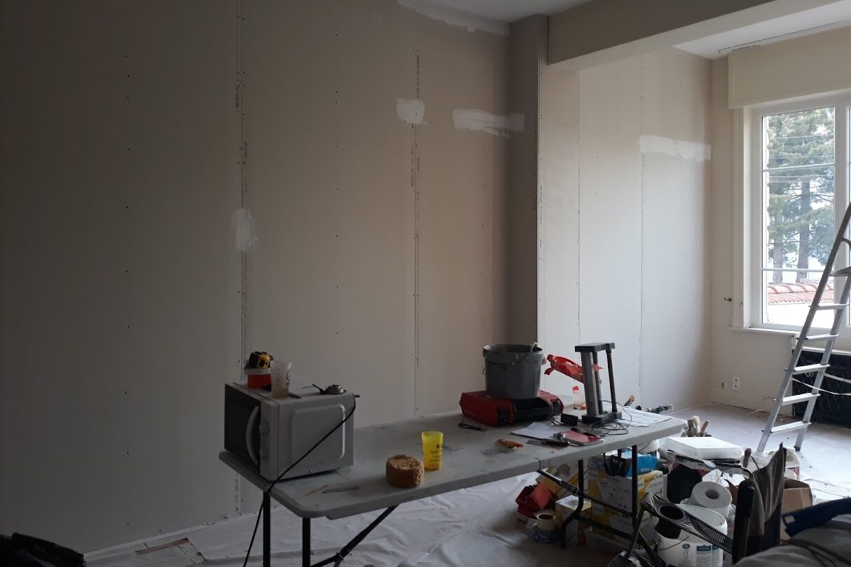 réunion de chantier lors d'une rénovation isolation par l'intérieur + ventilation + changement menuiseries